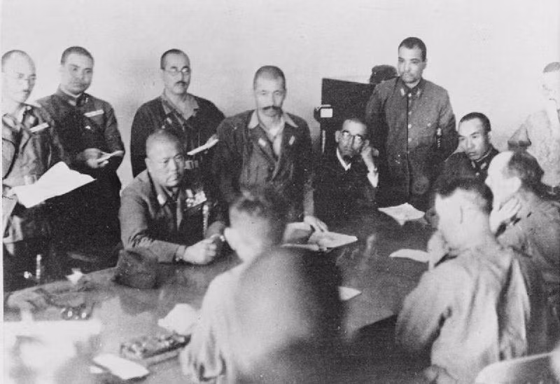 Các tướng lĩnh của quân đội Liên hiệp Anh bao gồm Arthur Percival, Lewis Heath, M. Beckwith-Smith cùng tướng Gordon Bennett của Australia ngồi vào bàn văn bản đầu hàng vô điều kiện với quân Nhật. Nguồn ảnh: Theats.