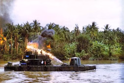 Do sử dụng máy bơm cao áp, loại súng phun lửa này có khả năng phun xa tới 200 mét. Nhiên liệu được phun ra có cấu tạo giống với bom cháy Napalm. Nguồn ảnh: Pinterest.