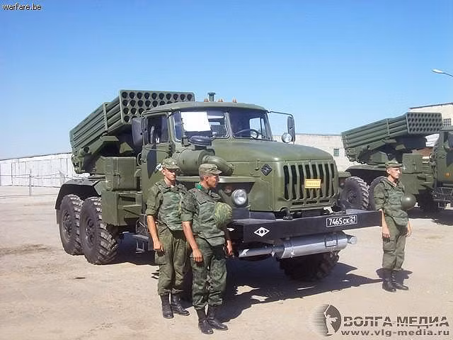 Tổ hợp pháo phản lực này có trọng lượng 14 tấn, dài 11,2 mét, rộng 2,5 mét và cao 3,15 mét. Điều ngạc nhiên đó là Tornado-G chỉ cần kíp chiến đấu từ 2 tới 3 người là có thể vận hành trơn tru. Nguồn ảnh: Vlg.