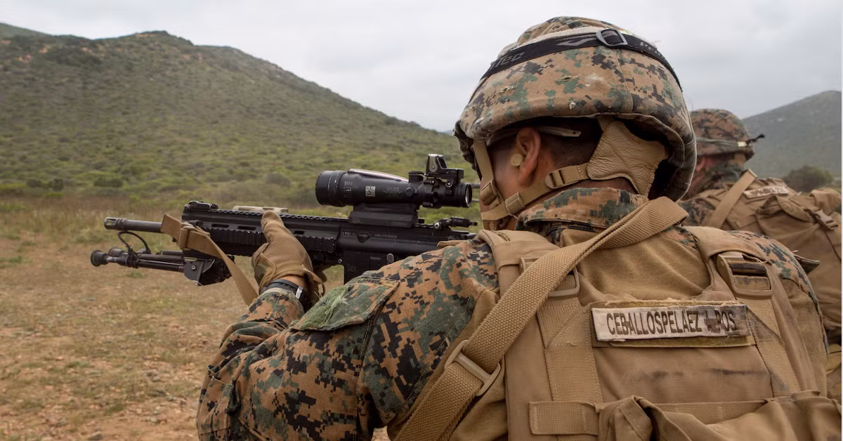 Được sản xuất bởi hãng Heckler &amp; Koch của Đức dựa trên thiết kế người tiền nhiệm HK416, khẩu M27 IAR được đánh giá là có độ tin cậy tốt hơn nhiều so với khẩu M16 vốn được sản xuất bởi hãng Colt của Mỹ - đất nước đã từ rất lâu chưa từng sản xuất được khẩu súng trường tấn công nào "ra hồn". Nguồn ảnh: Wearethemighty.