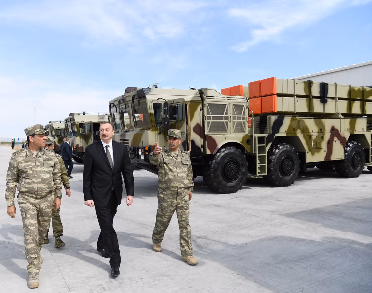 MLRS V-200 Polonez là sự kết hợp của xe chiến đấu V-200BM, V-200TZM và xe điều khiển-kiểm soát hỏa lực V-200BMU. Mỗi tổ hợp phóng của Polonez có thể mang theo tới 8 đạn rocket 300mm trên hai cụm phóng 2x4. Nguồn ảnh: president.az.