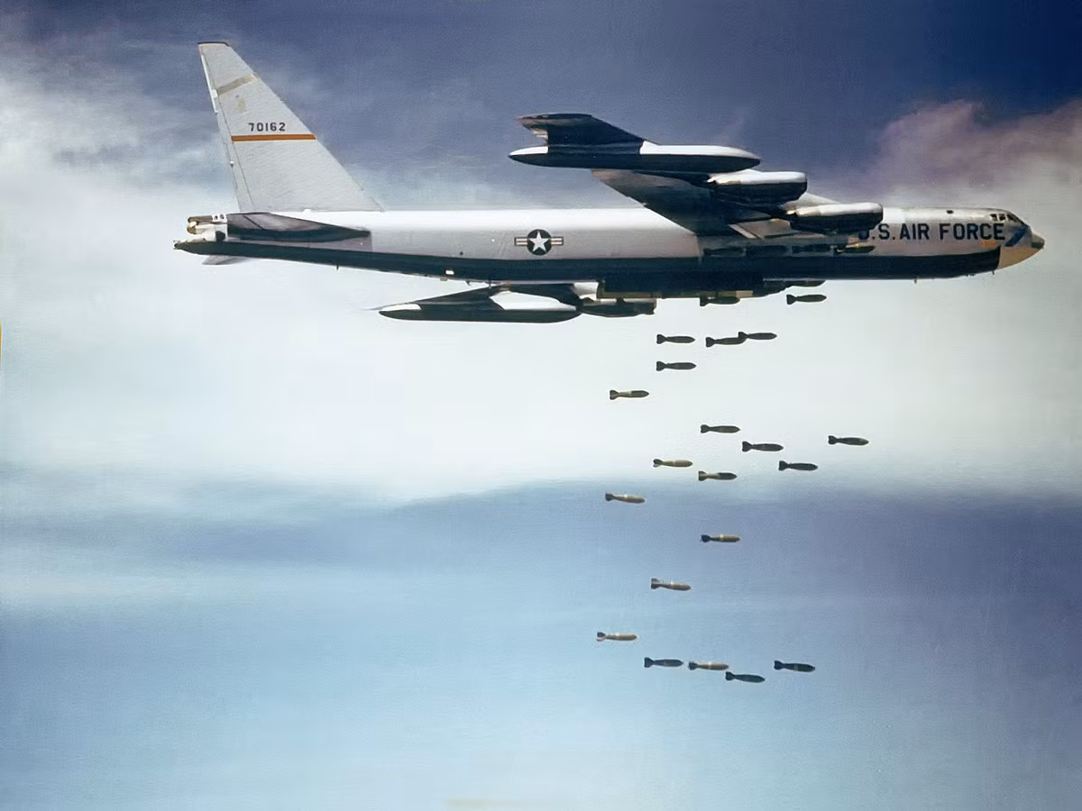 Operation Arc Light hay "Chiến dịch Ánh sáng Hồ quang" là một chiến dịch quân sự được Không quân Mỹ thực hiện trong thời gian từ năm 1965 tới năm 1973 - đúng bằng thời gian quân đội Mỹ có mặt tại chiến trường Việt Nam. Nguồn ảnh: Flickr.