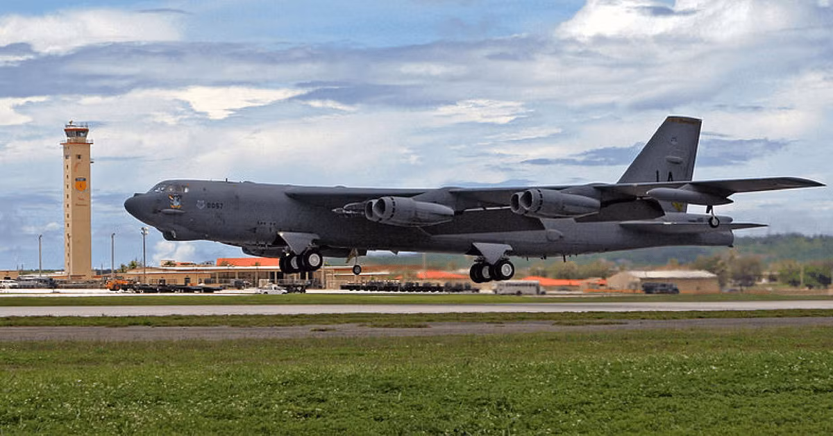 Tới những năm 1990, khi các loại tên lửa và bom càng ngày càng to và nặng, B-52H đã được đưa vào nâng cấp để nâng tải trọng của giá treo dưới cánh lên 10.000 lbs. Tuy nhiên tới nay, tải trọng 10.000 lbs này có vẻ cũng đã lỗi thời và cần thêm một lần nâng cấp nữa. Nguồn ảnh: BI.