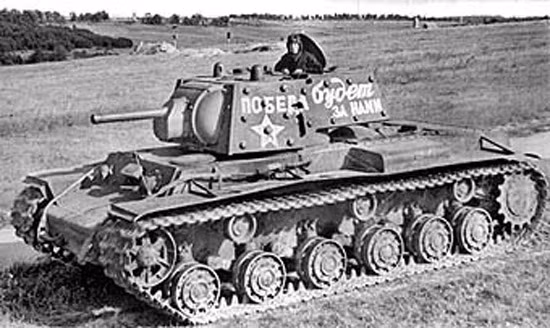 Trong Chiến dịch Barbarossa, lực lượng tăng thiết giáp cực khủng của Đức quốc xã dù đông về số lượng nhưng cũng chỉ toàn các loại xe tăng Panzer III và Panzer IV đời đầu, hỏa lực trên những chiếc xe tăng này tối đa chỉ là pháo 75mm, hoàn toàn không đủ khả năng hạ gục xe tăng hạng nặng KV-1 của Liên Xô từ những cú bắn vỗ mặt. Nguồn ảnh: Woiru.