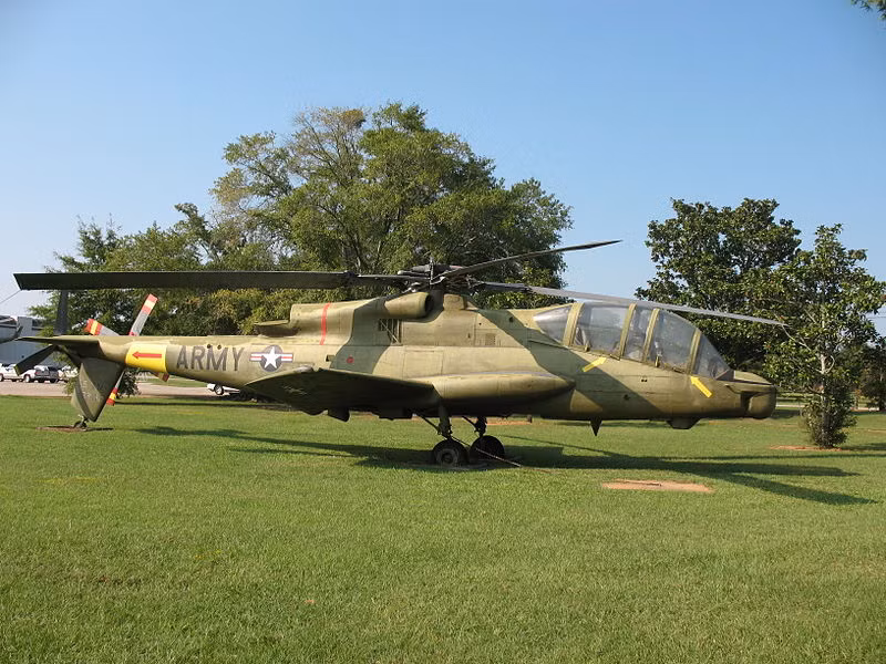 Tới khi bị đình chỉ và hủy dự án, tổng cộng 10 nguyên mẫu trực thăng AH-56 dã được sản xuất ra và đều cho hiệu suất chiến đấu khá cao. Tuy vậy, do AH-1G Cobra đã chứng tỏ rất tốt khả năng của mình trong những năm 1960, Quân đội Mỹ đã quyết định tập trung tiền bạc vào việc mua mới những chiếc trực thăng AH-1G Cobra thay cho việc phát triển một mẫu trực thăng tương đương, chỉ vượt trội hơn chút xíu về tốc độ. Nguồn ảnh: Wiki.