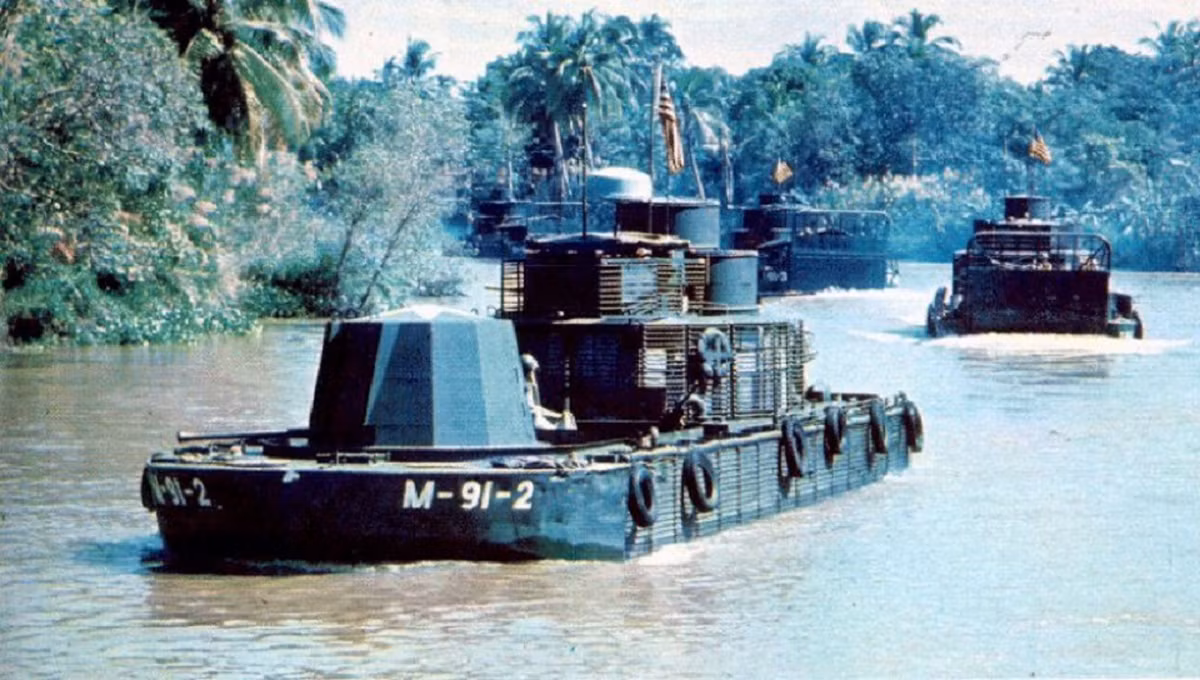 Loại tàu này được trang bị 2 động cơ Gray Marine 64H9 chạy bằng diesel có công suất tối đa khoảng 220 mã lực mỗi chiếc. Ảnh: Cận cảnh "tháp pháo" trên tàu tuần tra của Hải quân Mỹ ở Việt Nam. Nguồn ảnh: Pinterest.
