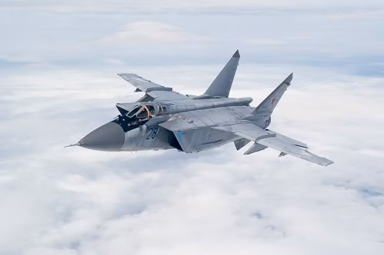 Đây cũng chính là lý do tại sao phi công Liên Xô trước đây và phi công Nga ngày nay hay gọi MiG-31 bằng biệt danh "Quái vật Mach 3". Nguồn ảnh: BI.
