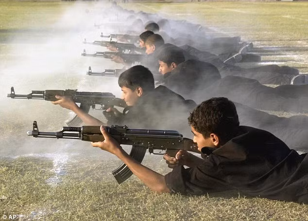 Tuy vậy, vẫn có thể khẳng định, AK-47 là một khẩu súng gia công rất kém. Để tiết kiệm chi phí gia công và giảm thiểu thời gian chế tạo, AK-47 được cắt, giập kim loại rất sơ qua. Bằng chứng là khẩu súng này có rất nhiều chi tiết sắc, nhọn với những góc cạnh rất dễ khiến xạ thủ bị xước sát khi sử dụng không chú ý. Nguồn ảnh: AP.