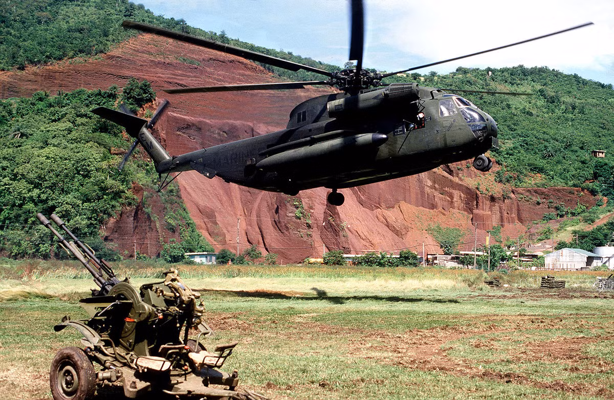 Chiến dịch xâm lược Grenada của Mỹ bắt đầu từ ngày 25/10/1983, khi các nhóm phiến quân nổi dậy thân Mỹ dưới sự hỗ trợ của quân đội các nước thuộc Tổ chức các quốc gia châu Mỹ (OAS) dẫn đầu bởi Quân đội Mỹ đổ quân lên hòn đảo này. Nguồn ảnh: Flickr.