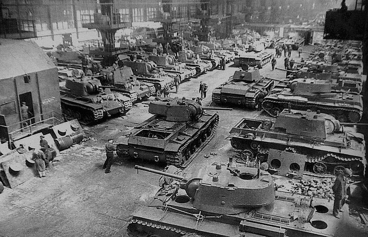 Được thiết kế chỉ trong một năm từ năm 1938 tới năm 1939 thì hoàn thiện, xe tăng KV-1 và những phiên bản xe tăng hạng nặng thuộc hàng KV được sản xuất liên tục tới năm 1943. Nguồn ảnh: Woiru.