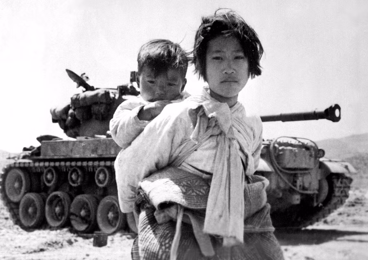 Trong những mốc son đáng nhớ của cuộc chiến tranh Triều Tiên, ít ai nhớ tới cái mốc tháng 5/1945 - tức là ngay sau khi Chiến tranh Thế giới thứ 2 kết thúc ở châu Âu, Triều Tiên chính thức bị chia đôi bởi vĩ tuyến 38.Nguồn ảnh: Theatlantic.