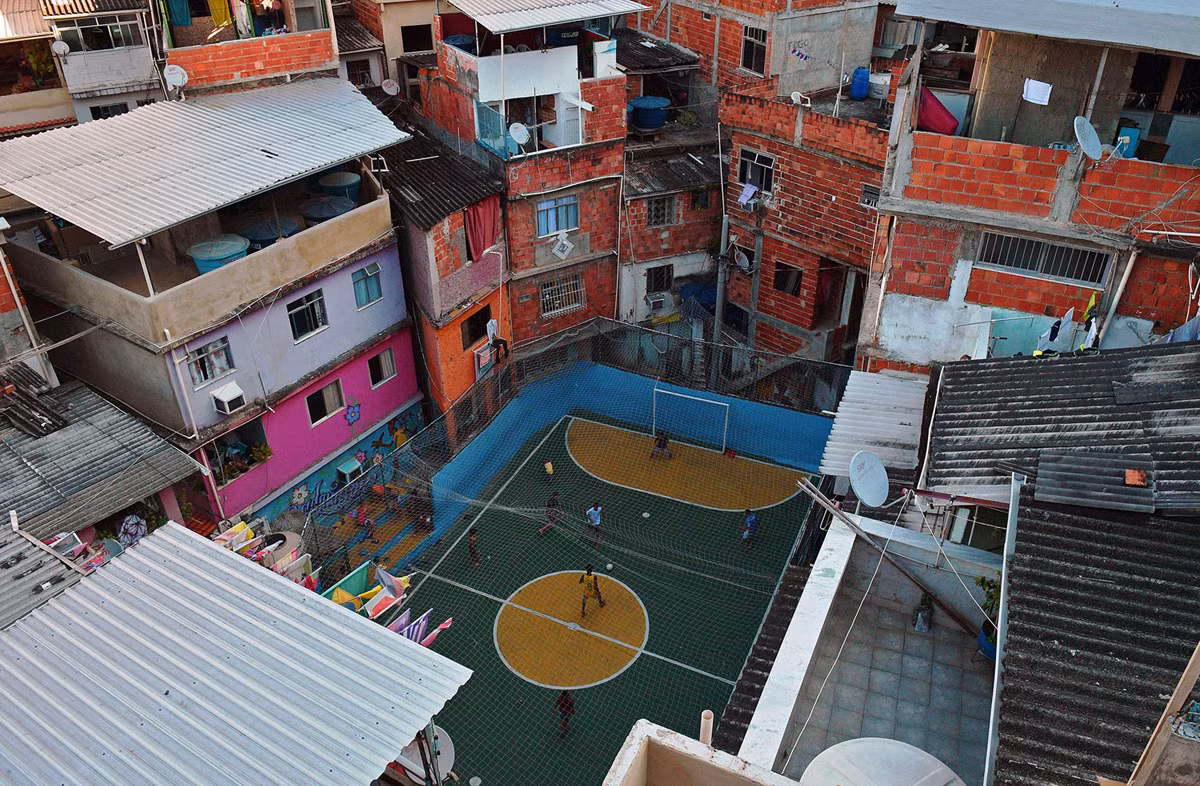 Sân bóng đá mini cỡ nhỏ nằm lọt thỏm giữa nhưng khu nhà ổ chuột ở Rio de Janeiro, Brazil. Nguồn ảnh: TA.