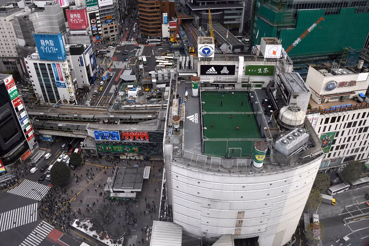 Ở một thành phố chật chội và đắt đỏ như Tokyo, sân bóng hay thậm chí là sân Golf cũng thường được đặt trên nóc nhà. Nguồn ảnh: TA.