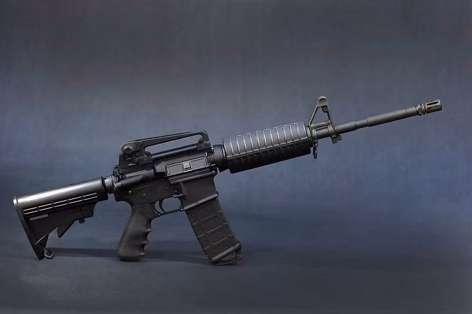 Thực chất, nhiều tài liệu của Mỹ không xếp khẩu AR-15 vào loại "súng trường tấn công" mà xếp nó vào loại "súng tự vệ". Khẩu súng này là phiên bản nhỏ hơn của khẩu AR-10, vốn được ra đời để thay thế khẩu M1 Garand của Quân đội Mỹ. Nguồn ảnh: BI.