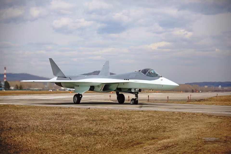 Theo đó Đề án phát triển Tổ hợp Hàng không Tương lai cho Không quân Chiến thuật (PAK FA) tiền thân của Sukhoi Su-57 - Chiến đấu cơ thế hệ năm đầu tiên của Nga được coi là một bước đột phá trong lĩnh vực nghiên cứu, chế tạo chiến đấu cơ tương lai của Moscow. Và bước đột phá này của Moscow lại chính là cái gai trong mắt và nỗi lo thường trực với Washington. Nguồn ảnh: BI.
