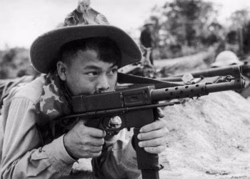 Ra đời từ năm 1949, khẩu tiểu liên MAT-49 do Pháp sản xuất được sử dụng suốt từ Chiến tranh Đông Dương lần thứ nhất cho tới tận cuộc xung đột ở Syria và ở Bắc Mali đang diễn ra. Nguồn ảnh: Wiki.
