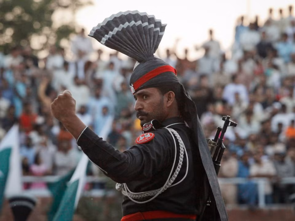 Có dân số 200 triệu dân, Pakistan là quốc gia có sức mạnh quân sự đứng trên Việt Nam hai bậc với 1 triệu lính thường trực, khoảng 300 chiến đấu cơ các loại, 3000 xe tăng và 200 tàu chiến. Ngân sách quốc phòng hàng năm của quốc gia này là 7 tỷ USD. Nguồn ảnh: BI.
