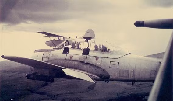 AU-23 bay bên cạnh một chiếc máy bay cường kích loại A1 Skyraider. Nhiệm vụ quen thuộc của AU-23 trong đội hình cường kích đó là tấn công tiêu diệt mọi cụm phòng không của ta dưới mặt đất, bảo vệ cho phi vụ bổ nhào của cường kích được thực hiện trót lọt. Nguồn ảnh: History.
