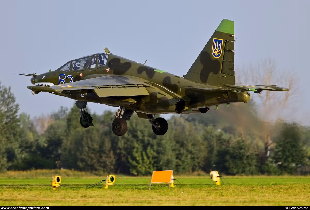 Giống với cường kích cơ A-10 của Mỹ, vũ khí quan trọng nhất của Su-25 thực chất lại là khẩu pháo 30mm có khả năng khai hỏa với tốc độ tối đa lên tới 2500 hoặc thậm chí là 3000 viên mỗi phút.