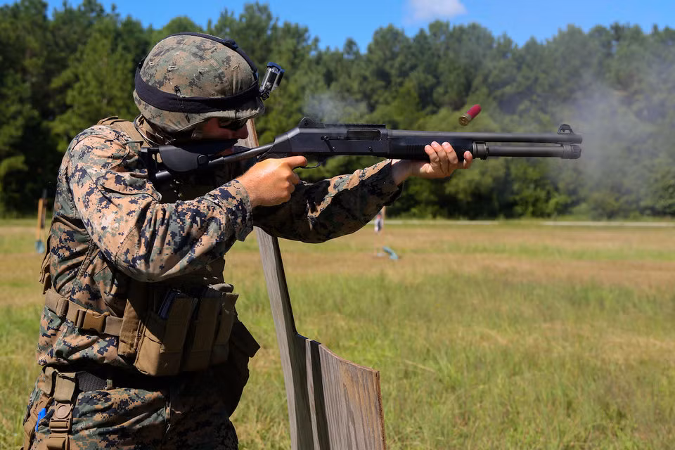 Súng săn hay súng Shotgun cũng là một trong số những loại vũ khí cực kỳ hữu hiệu cho Thủy quân Lục chiến Mỹ khi tác chiến ở môi trường chật hẹp. Một trong những khẩu shotgun lâu đời nhất của Thủy quân Lục chiến Mỹ là khẩu M1014. Nguồn ảnh: BI.