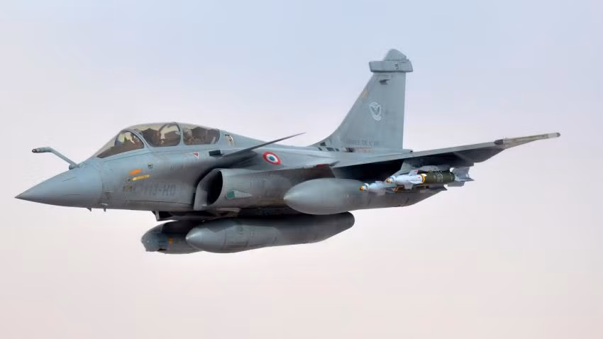 Ra đời từ năm 1986 nhưng phải mãi tới năm 2001, chiến đấu cơ Rafale đầu tiên mới được vào biên chế phục vụ Không quân Pháp. Tổng cộng tới nay, đã có 164 chiếc Rafale từng được ra đời và đây là loại máy bay có chi phí cực kỳ đắt đỏ so với những gì nó có thể mang lại đối với các dòng chiến đấu cơ thế hệ thứ 4. Nguồn ảnh: Airforcefrn.