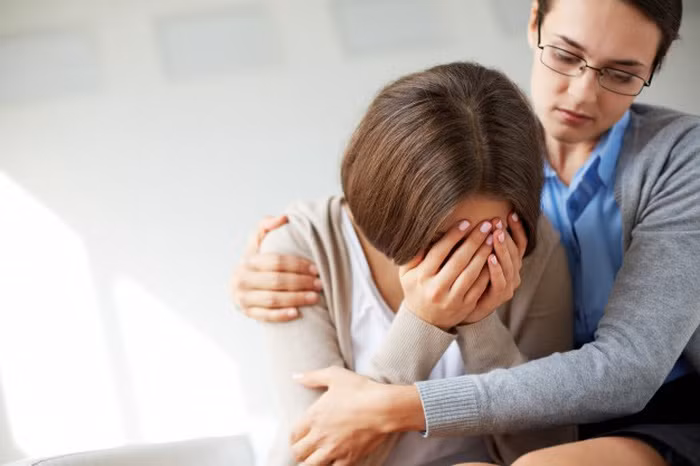 Bạn nên tìm người giúp mình vượt qua nỗi cô đơn - Ảnh: Freepik