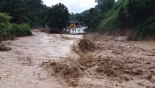 Người dân vùng núi cần đặc biệt đề phòng nguy cơ lũ quét, sạt lở đất trong mưa lớn Người dân vùng núi cần đặc biệt đề phòng nguy cơ lũ quét, sạt lở đất trong mưa lớn