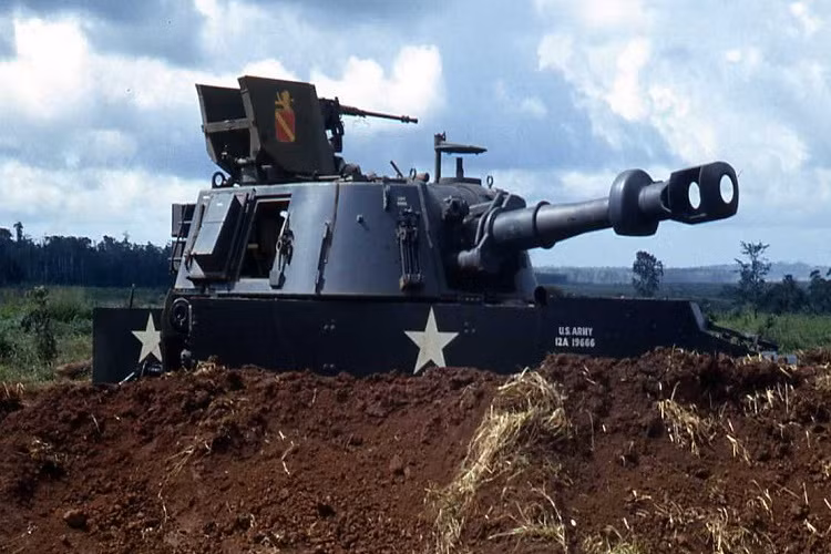 Việc tháp pháo của M109 có thể xoay được 360 độ là điều cực kỳ đặc biệt bởi thông thường trên các khẩu pháo tự hành kiểu này, góc xoay tháp pháo là rất hẹp. Ngoài hỏa lực là khẩu pháo chính, M109 này còn được trang bị thêm một khẩu súng máy 12,7mm ở trên nóc. Nguồn ảnh: Tube.