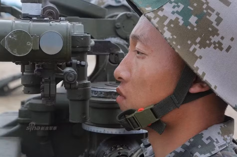 Điểm đặc biệt của khẩu súng này đó là nó có hệ thống ngắm tích hợp, cho phép xạ thủ có thể nhắm bắn chính xác với những mục tiêu ở khoảng cách lớn. Nguồn ảnh: Sina.