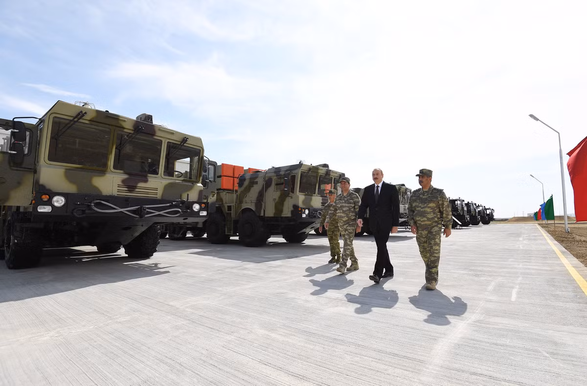Theo defence-blog, trong trung tuần tháng 6 vừa qua, những tổ hợp tên lửa tấn công chiến thuật LORA cùng tổ hợp pháo phản lực phóng loạt hạng nặng Polonez đầu tiên đã được Quân đội Azerbaijan đưa vào biên chế. Đây là hai loại vũ khí tấn công chiến thuật hiện đại nhất thế giới hiện nay, trong đó tên lửa đạn đạo LORA là do Tập đoàn quốc phòng IAI của Israel chế tạo. Nguồn ảnh: president.az.