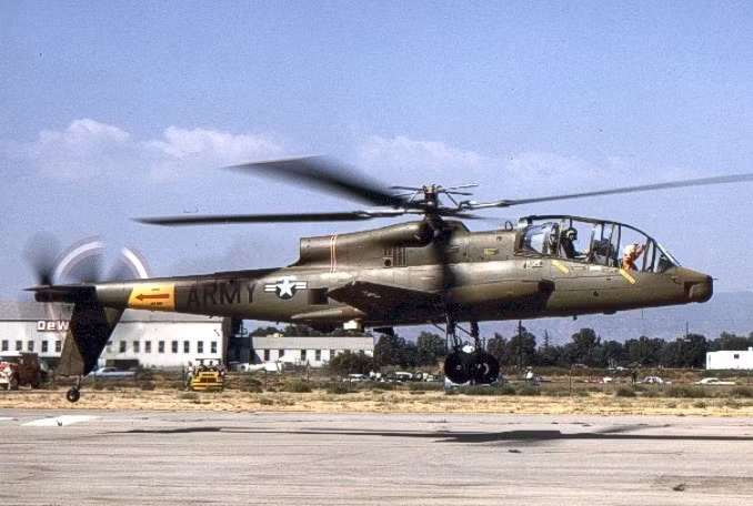Đầu những năm 1970, khi Mỹ bắt đầu quá trình rút bớt quân Mỹ ra khỏi Chiến trường Việt Nam, tất nhiên họ sẽ không tốn thêm tiền bạc để nghiên cứu một loại trực thăng chiến đấu để phục vụ cho chiến trường này. Kéo theo đó là nhiều dự án vũ khí khác được phát triển riêng cho Chiến trường Việt Nam bị đình chỉ, trong đấy có AH-56. Nguồn ảnh: Wiki.