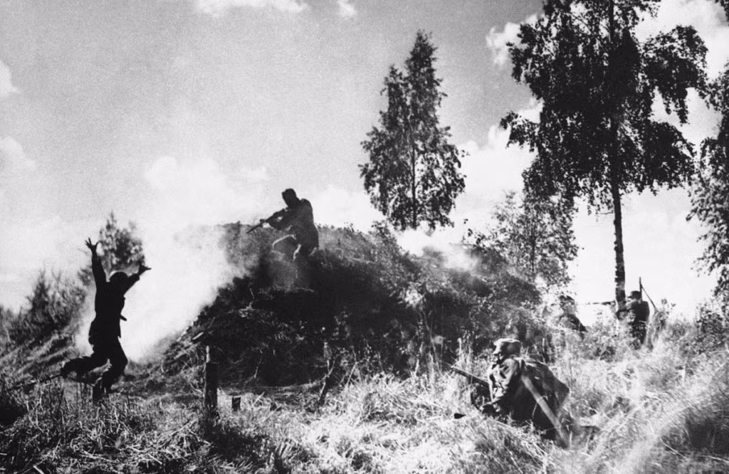 Mùa đông năm 1941 là mùa đông lạnh nhất trong suốt 140 năm trước đó. Cái lạnh tới -50 độ C ở một vài nơi đã khiến xăng và dầu bị đóng băng, lực lượng cơ giới của Đức bị vô hiệu hóa hoàn toàn mà Liên Xô không tốn lấy một viên đạn. Nguồn ảnh: Warhistory.