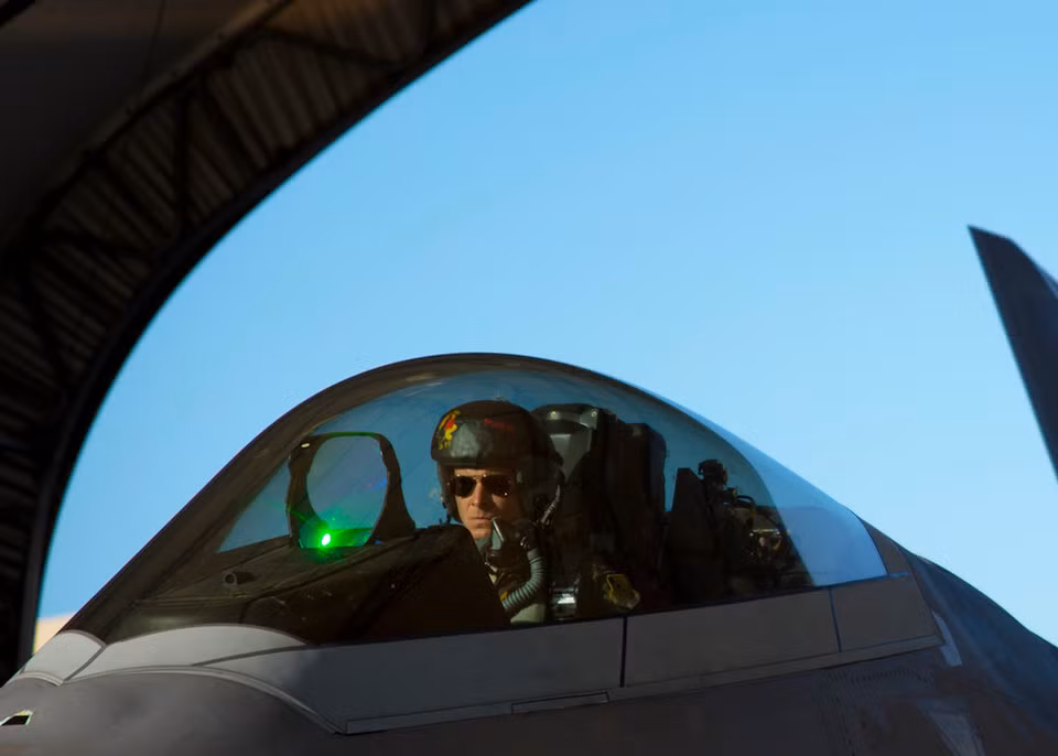 Hệ thống kính ngắm của F-22 cũng được thiết kế lại, giúp phi công có tầm nhìn rộng hơn với các mục tiêu trên không và cả các mục tiêu dưới mặt đất. Nguồn ảnh: BI.