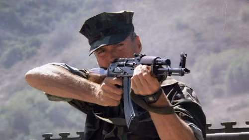 Độ giơ lớn của các linh kiện trong súng - dù khiến khẩu AK-47 trở nên bền bỉ và dễ sử bảo dưỡng, tháo lắp hơn cũng là một vấn đề, nhất là khi tác chiến ở vùng bụi bặm. Cát bụi có thể kẹt giữa các chi tiết súng và bào mòn những chi tiết này trong quá trình hoạt động. Nguồn ảnh: Tube.