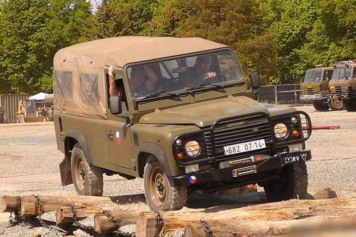 Hình ảnh xe quân sự địa hình Land Rover Defender do Anh sản xuất.