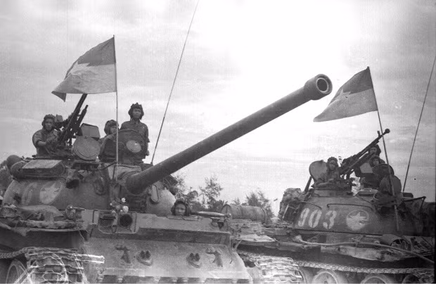 Ngày 6/1/1975, quân giải phóng tấn công chiếm thị xã Phước Long. Đây thực chất là cuộc tấn công thử phản ứng của Mỹ. Sau khi Mỹ không có phản ứng nào ngoài việc tuyên bố phản đối cuộc tấn công của ta, chiến dịch giải phóng Tây Nguyên chính thức bắt đầu, kéo theo đó là những thắng lợi to lớn liên tục của quân giải phóng. Nguồn ảnh: SoftcomtheVNwar.