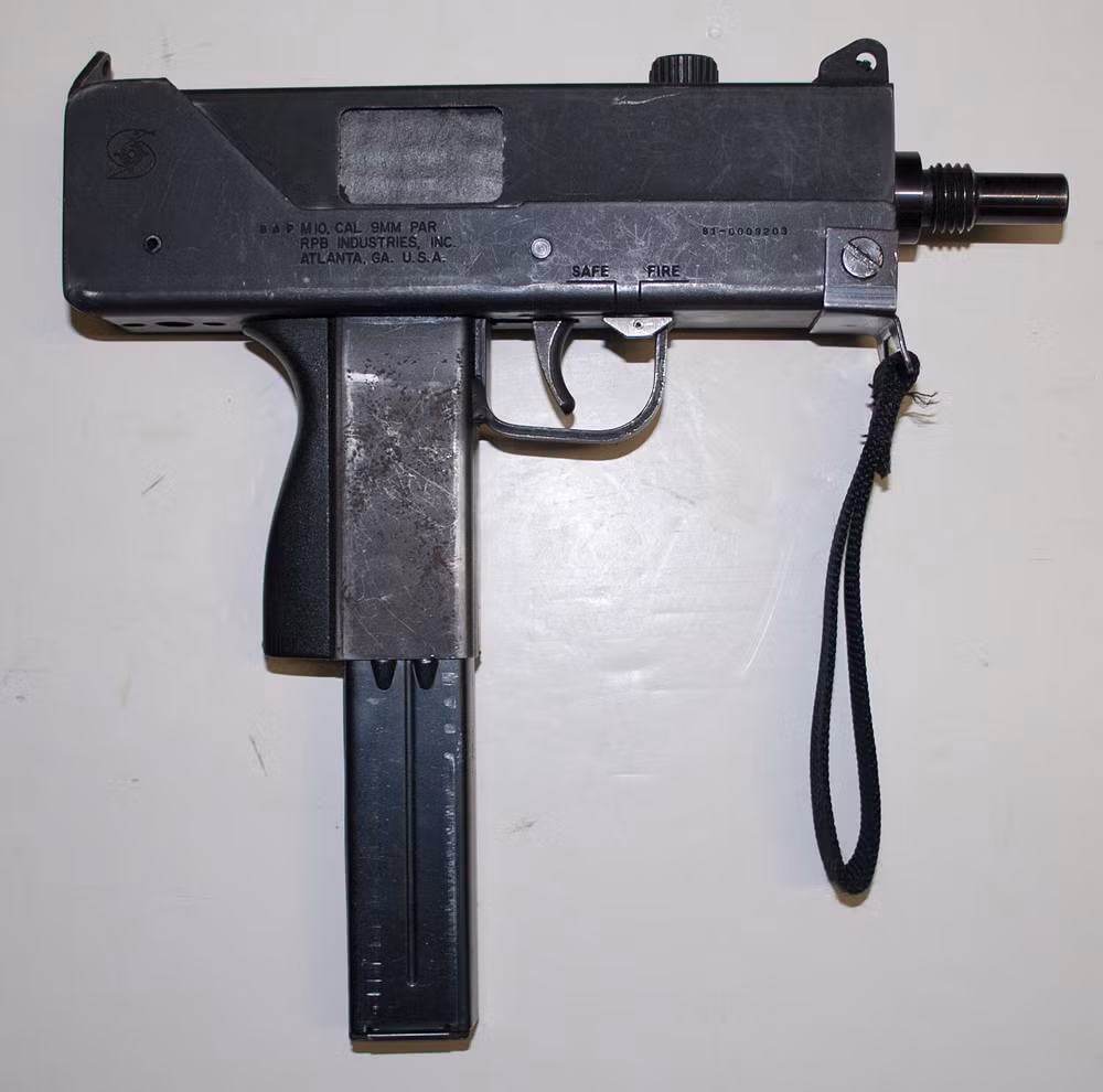 MAC-10 tốc độ bắn cực cao, tối đa có thể lên tới 1250 viên trên phút khi sử dụng cỡ đạn 9mm. Đây là tốc độ cực nhanh so với cả những khẩu tiểu liên ngày nay, đảm bảo xạ thủ sẽ tạo ra một "cơn mưa đạn" ngay lập tức khi anh ta bóp cò. Nguồn ảnh: Guns.