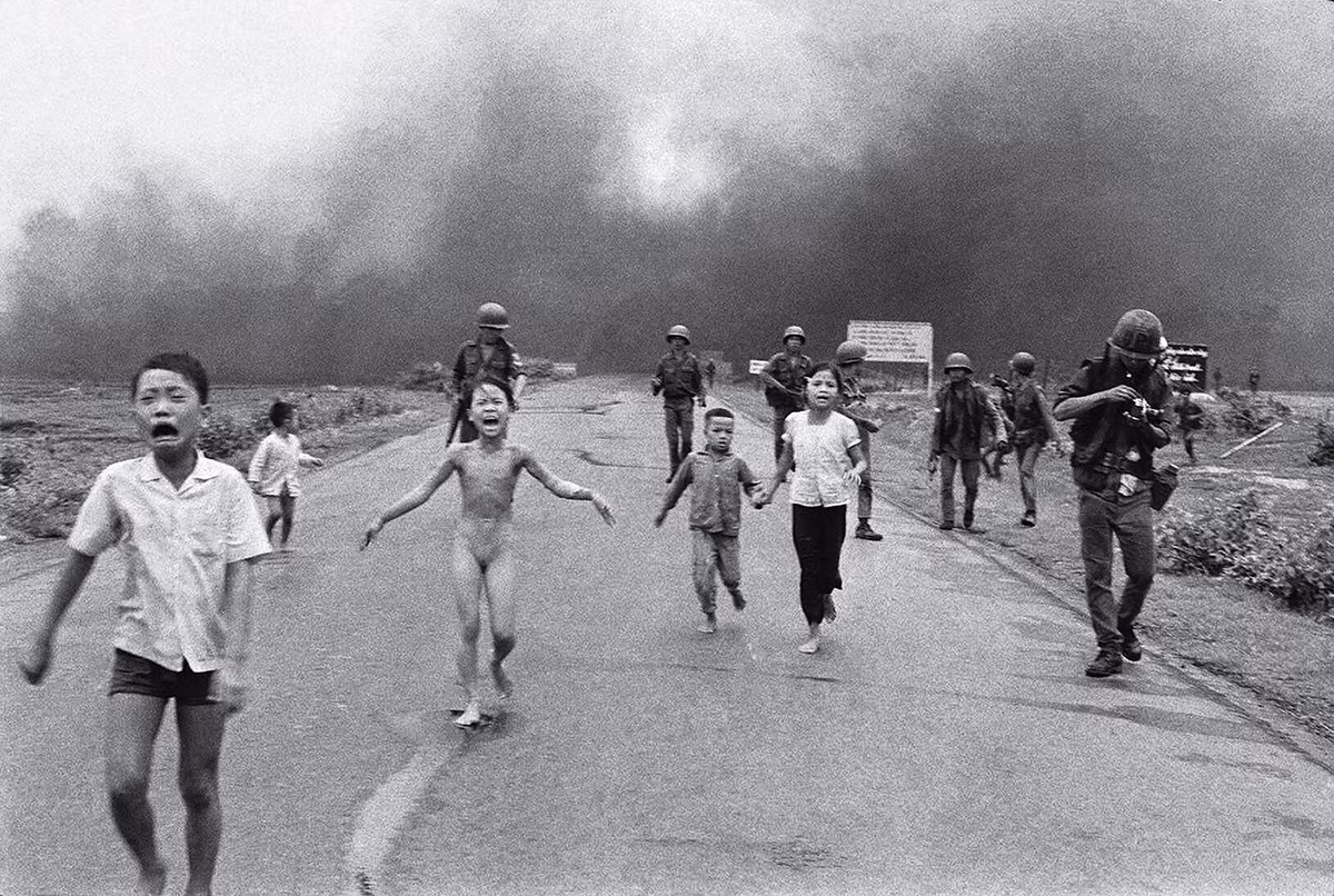 Bức ảnh huyền thoại "Em bé Napalm" chụp ngày 8/6/1972 tại Trảng Bàng bởi nhiếp ảnh gia Nick Út của hãng thông tấn AP, ghi lại hình ảnh một cô bé chín tuổi, da thịt và áo quần bị đốt cháy do bị bỏng nặng bởi bom napalm, khi cô đang di tản khỏi ngôi làng của mình. Nguồn ảnh: AP.