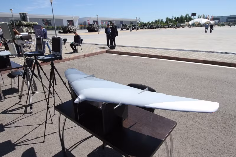 UAV mang tên Tachyon được thiết kế bởi công ty Izhevsk Unmanned Systems của Nga. Đây là loại UAV do thám, đánh dấu mục tiêu. Nguồn ảnh: ExpoRu.