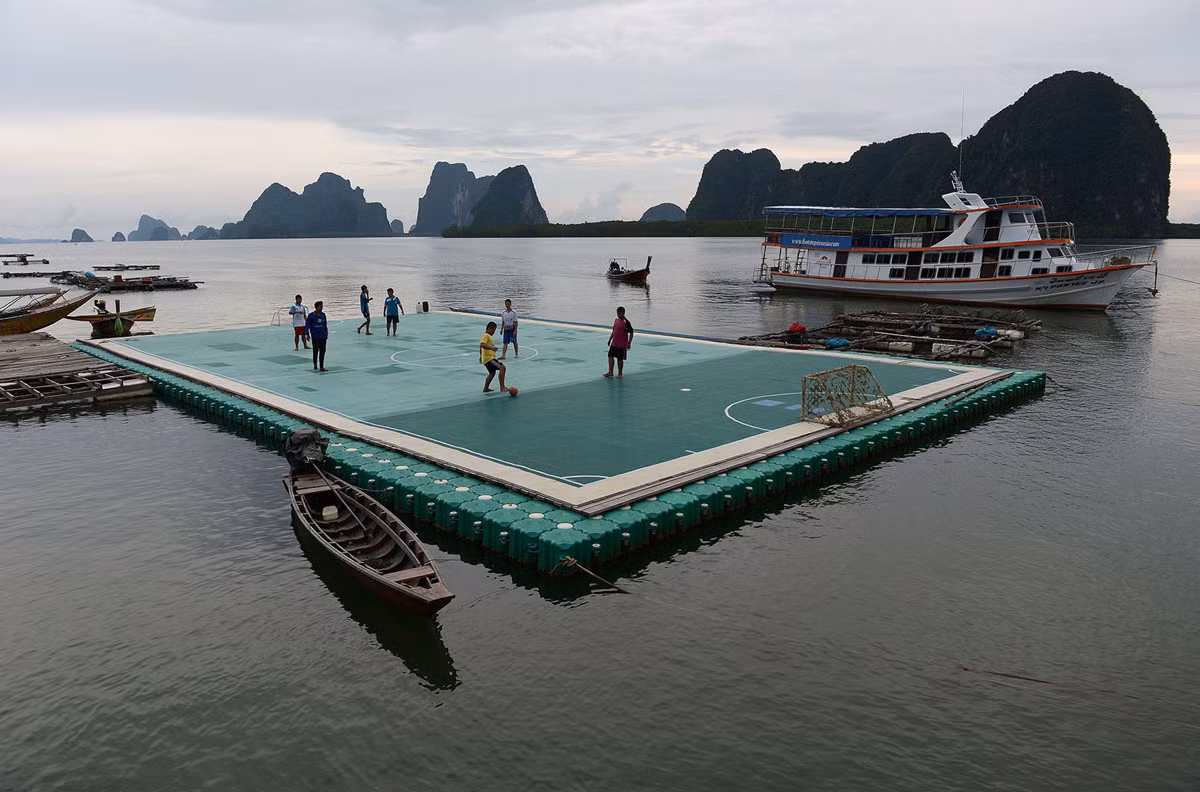 Sân bóng đá nổi ở Koh Panyee, Thái Lan. Nguồn ảnh: TA.