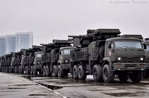 Ngoài ra, nhiều tổ hợp tên lửa Pantsir cũng có thể được kết nối với nhau, đảm bảo xây dựng được lưới lửa nhiều tầng, tối đa hóa khả năng đánh chặn các mục tiêu bay của đối phương. Nguồn ảnh: Sputnik.