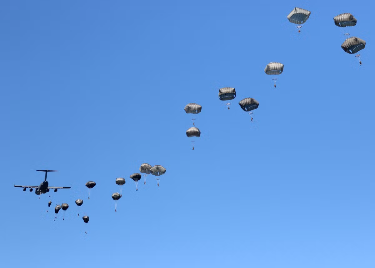 Đặc biệt, năm nay ngoài quân đội các nước NATO còn có sự tham gia của lực lượng phòng vệ Israel với lực lượng lính dù, đây cũng là lần đầu tiên lính dù Israel tham gia một cuộc tập trận ở châu Âu. Nguồn ảnh: Sputnik.