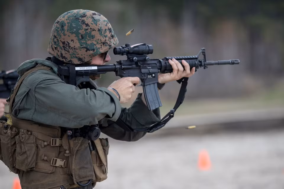 Phiên bản nhỏ gọn của khẩu M16A2 cũng đang được phục vụ ở lực lượng Thủy quân Lục chiến, đây là khẩu cạc-bin M4 sử dụng cỡ đạn 5,56x45mm. Nguồn ảnh: BI.