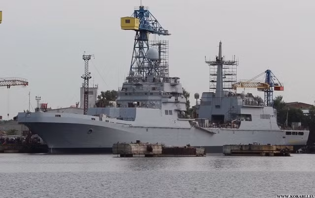 Tổng cộng sẽ có khoảng hai tàu đổ bộ tấn công thuộc Đề án 11711 được phía Nga dự kiến sẽ hoàn thành và cho gia nhập biên chế Hải quân nước này. Trong đó, Ivan Gren là chiếc đầu tiên. Chiếc thứ hai dự kiến sẽ được đặt tên là Petr Morgunov vừa mới được hạ thủy vào hôm 25/5 vừa rồi. Nguồn ảnh: Kora.