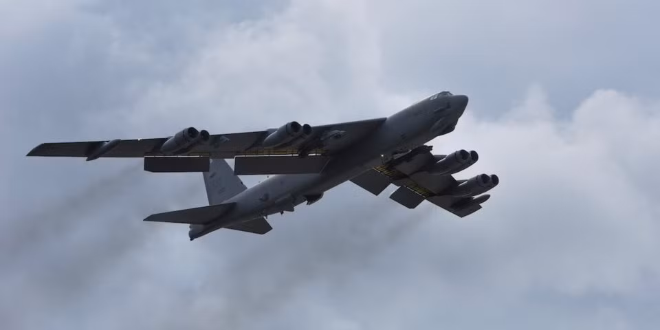 Huyền thoại pháo đài bay B-52 phiên bản B-52H của Mỹ đã từng làm mưa làm gió ở Trung Đông và Đông Nam Á với những vệt bom dài hàng kilomets, giết hại hàng chục nghìn sinh mạng giờ đây lại tiếp tục được Không quân Mỹ nâng cấp khả năng ném bom hủy diệt của mình. Nguồn ảnh: BI.