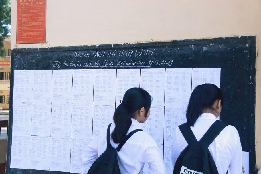 Buổi làm thủ tục diễn ra nhanh và không mất quá nhiều thời gian nên 2 trong số 5 thí sinh của phòng thi này nán lại kiểm tra lại các thông tin cho buổi thi ngày mai.