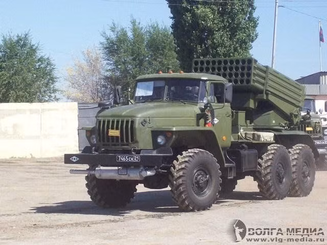 Tổ hợp chiến đấu của Tornado-G sử dụng cụm ống phóng có cỡ nòng tiêu chuẩn 122mm với 40 ống phóng. Mỗi viên đạn rocket của Tornado-G có trọng lượng 70kg trong đó trọng lượng đầu đạn là 25 kg và có tầm bắn tối đa lên tới 40 km. Nguồn ảnh: Vlg.
