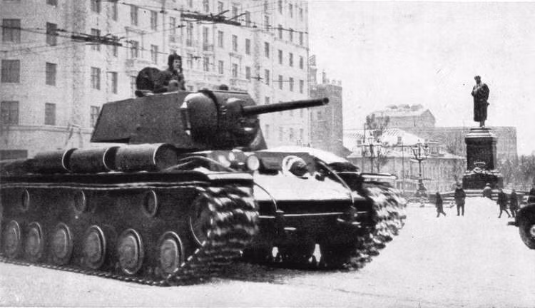 Hỏa lực của KV-1 cũng được trang bị vượt trội với khẩu pháo cỡ nòng 76,2mm ZiS-5. Đây là khẩu pháo có khả năng bắn vỗ mặt mọi xe tăng Đức sử dụng trong Chiến dịch Barbarossa. Nguồn ảnh: Woiru.