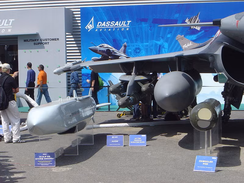 Điểm đặc biệt của Rafale đó là nó sử dụng kiểu thiết kế cánh tam giác. Chính kiểu thiết kế này sẽ làm cho Rafale có lực nâng cao hơn nhiều so với các kiểu cánh truyền thống. Nguồn ảnh: Pinterest.