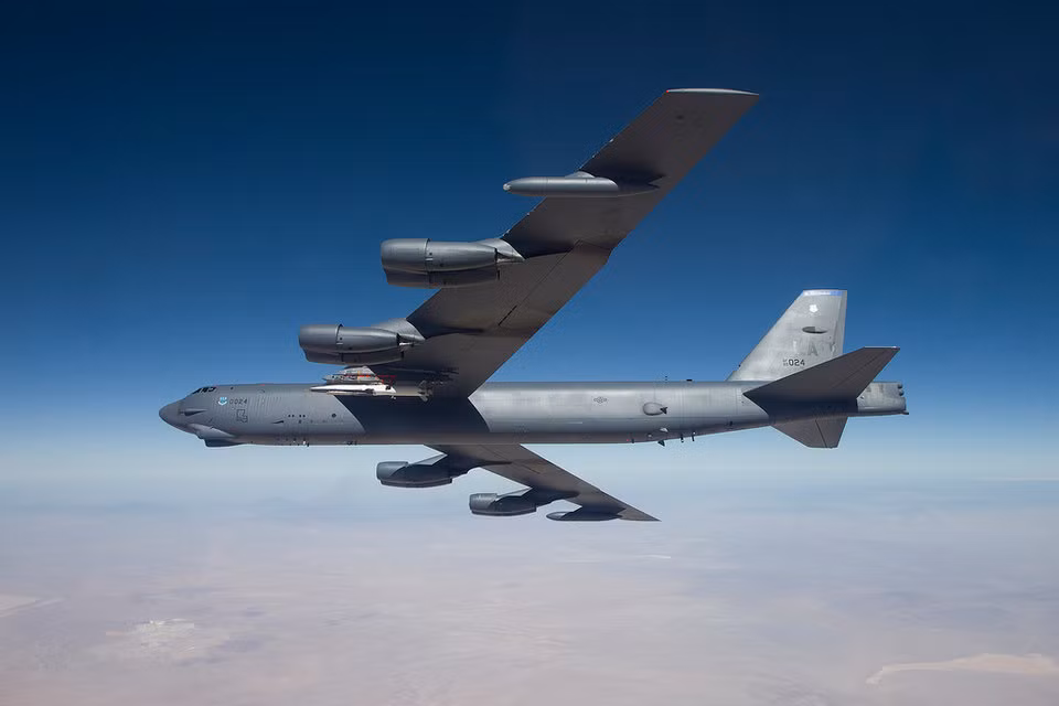 Nhiều chuyên gia thậm chí còn cho rằng, việc Không quân Mỹ vẫn tiếp tục sử dụng B-52 là do khác với B-1B hay B-2, B-52 đã từng... rơi quá nhiều trong quá khứ nên Không quân Mỹ có thể tự tin điều nó tới hoạt động ở điểm nóng chiến sự và kể cả khi B-52 rơi tiếp, Mỹ cũng không lo hàng loạt kỹ thuật quân sự hiện đại sẽ rơi vào tay đối phương. Nguồn ảnh: BI.